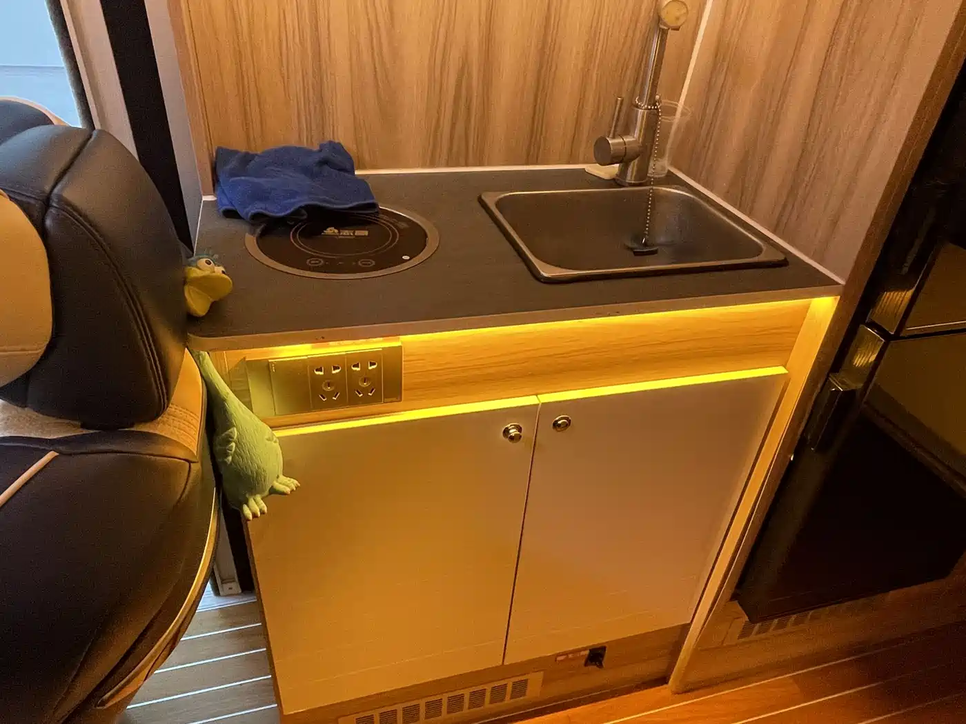 SAIC Maxus MAXUS V90 RV 2021 2.0T Travel Home V90 Self-Contained Class B RV Luxury Transverse Bed фото 17