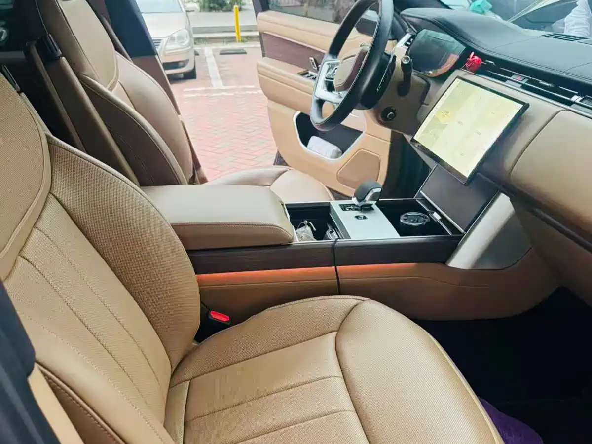 Land Rover Range Rover 2024 3.0 L6 360PS Golden Age Edition фото 4