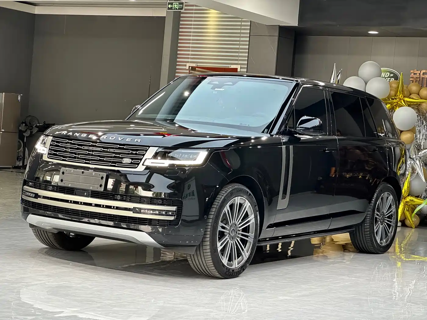 Land Rover Range Rover 2023 3.0 L6 400PS Golden Age 7-Seater Long Wheelbase