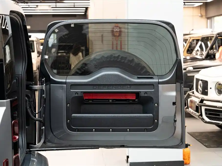 Land Rover Defender 2023 Model Year 130 3.0T P400 HSE фото 18