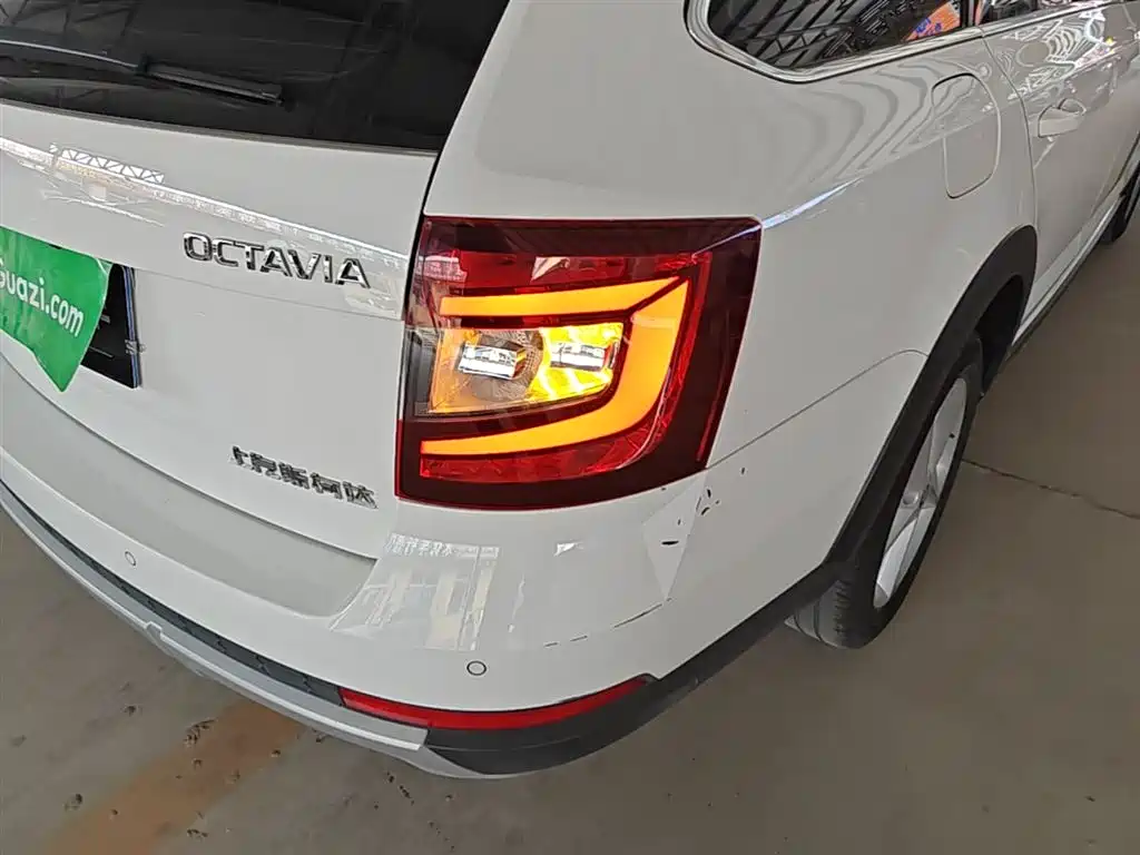 Škoda Octavia 2018 Model Wagon TSI230 DSG Comfort Edition фото 8
