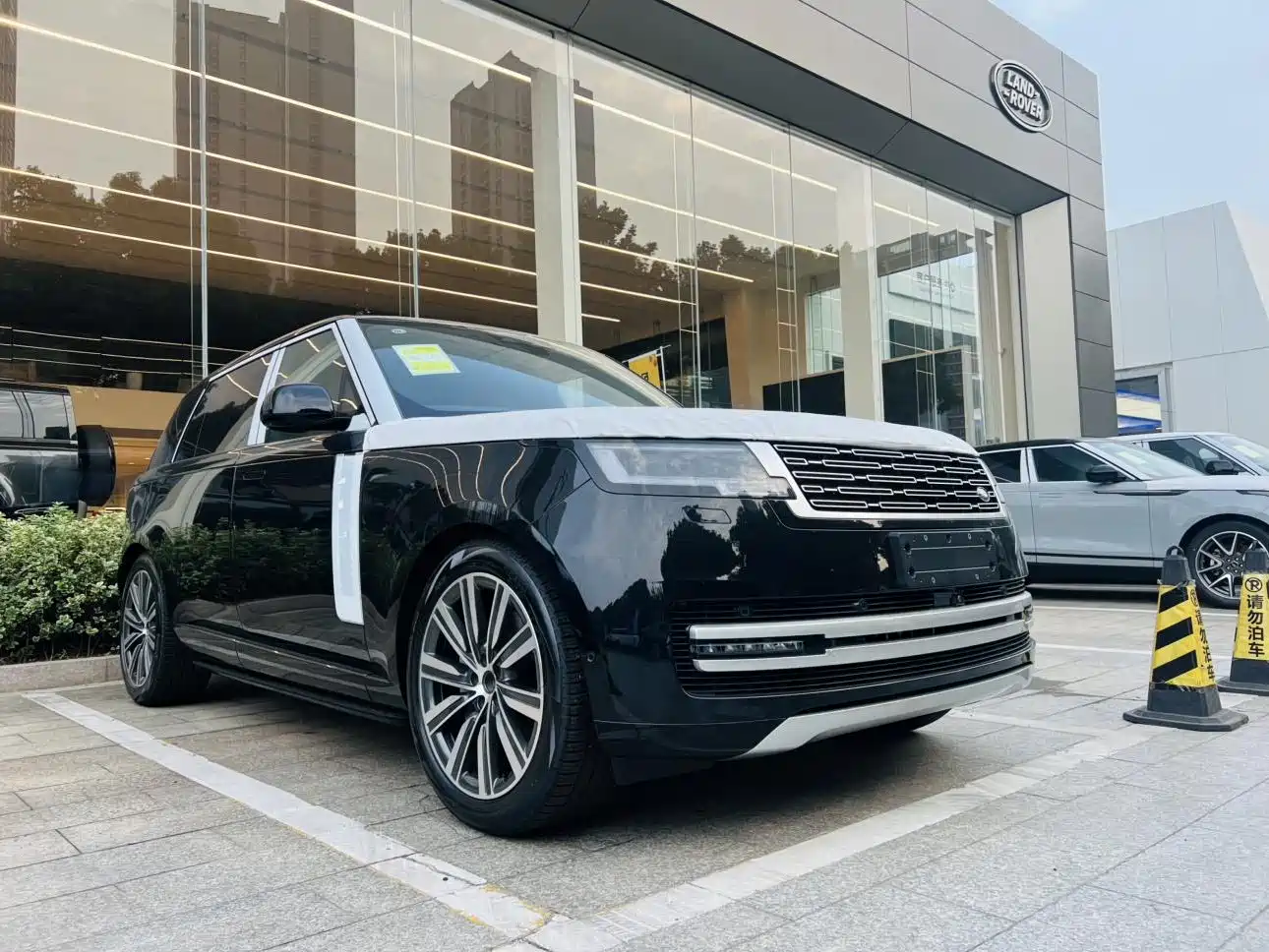 Land Rover Range Rover 2025 3.0 L6 400PS Genesis Extended Wheelbase фото 3