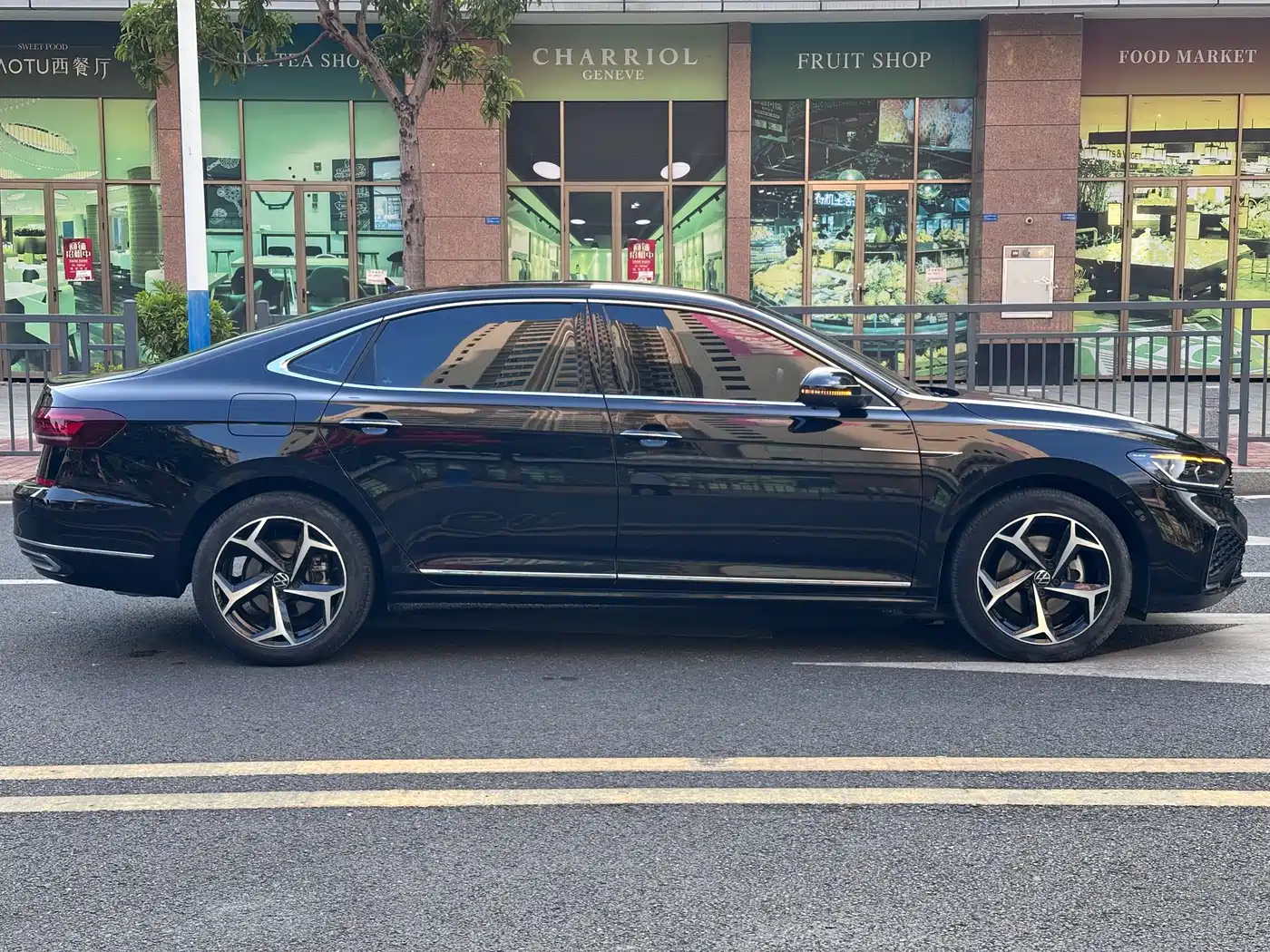 Volkswagen Passat 2024 380TSI Starlight Luxury Edition фото 9