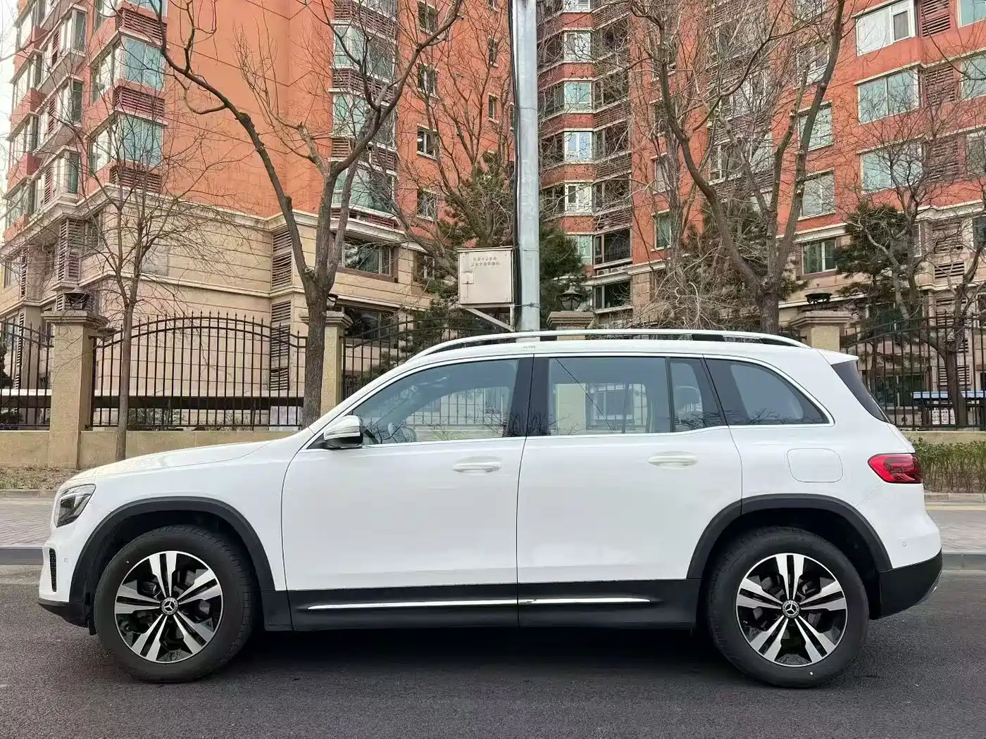 MERCEDES-BENZ GLB