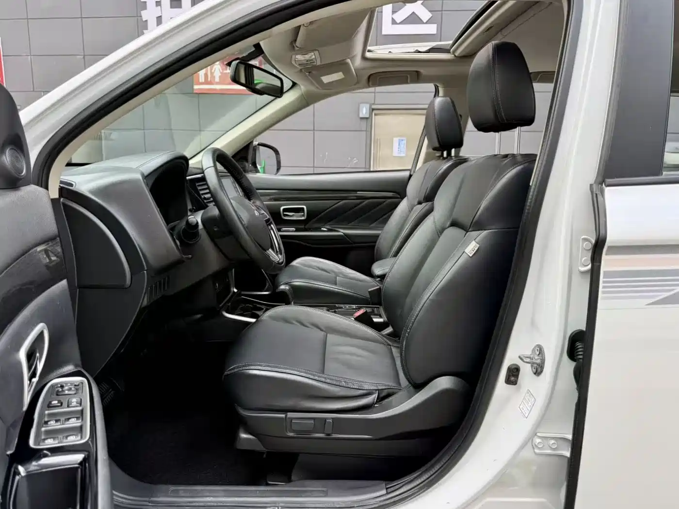 MITSUBISHI OUTLANDER