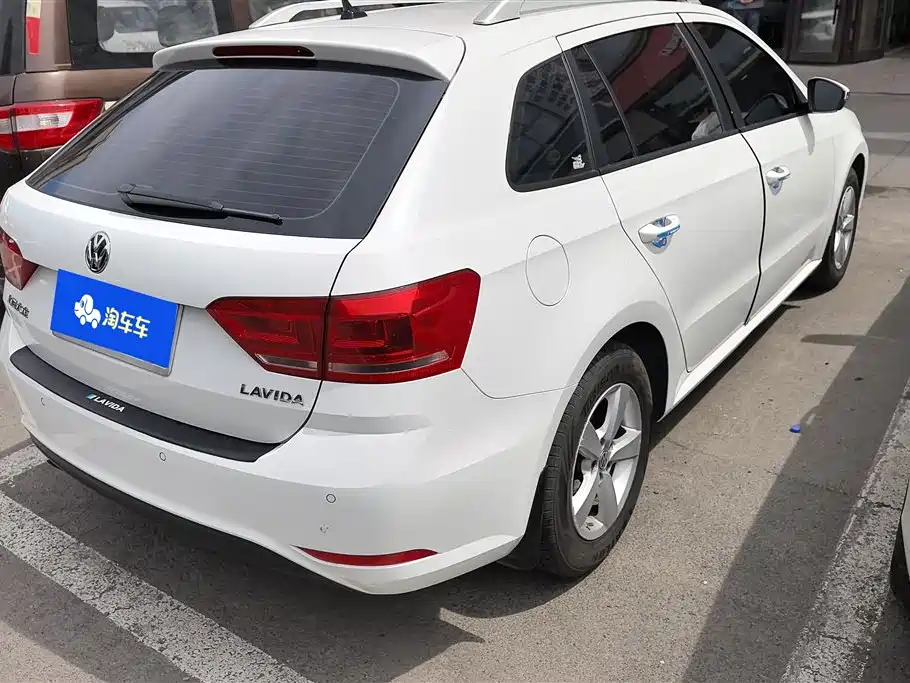Volkswagen Lavida Tour 2015 1.6L Automatic Trend Edition фото 3