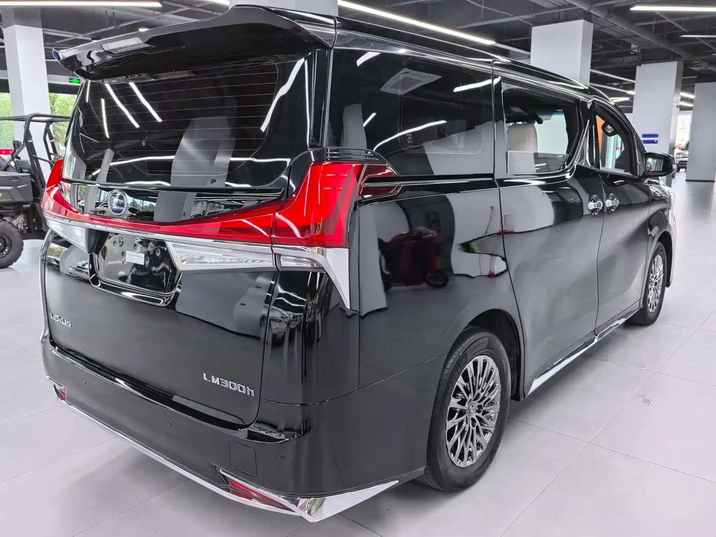 Lexus LM 2020 300h Seven-Seater Elegance Edition фото 6