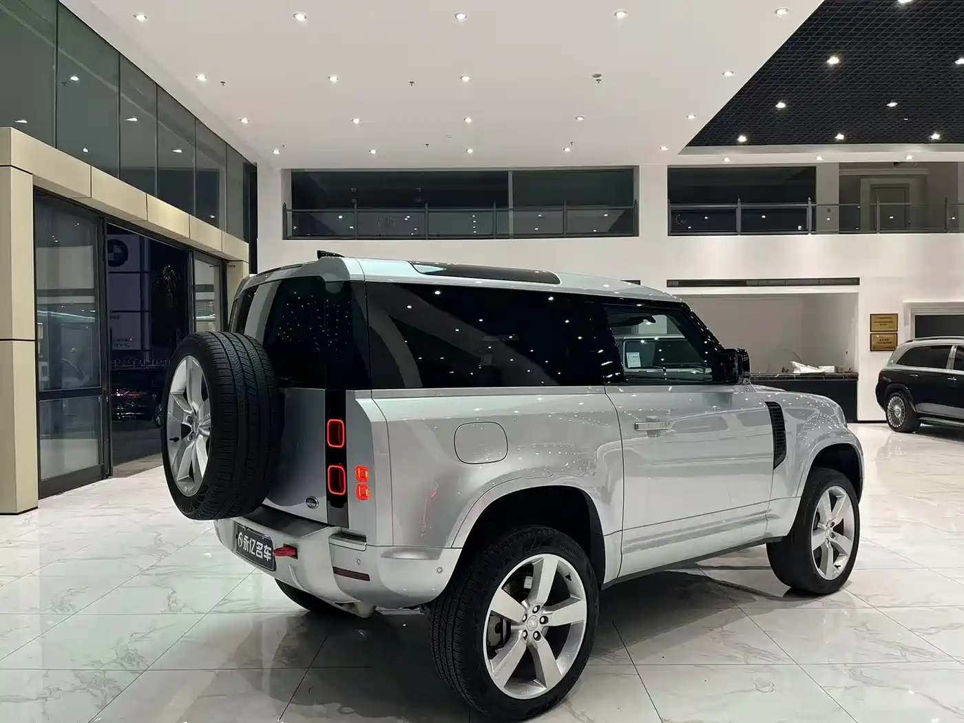 Land Rover Defender 2022 Model 90 3.0T P400 XS фото 14