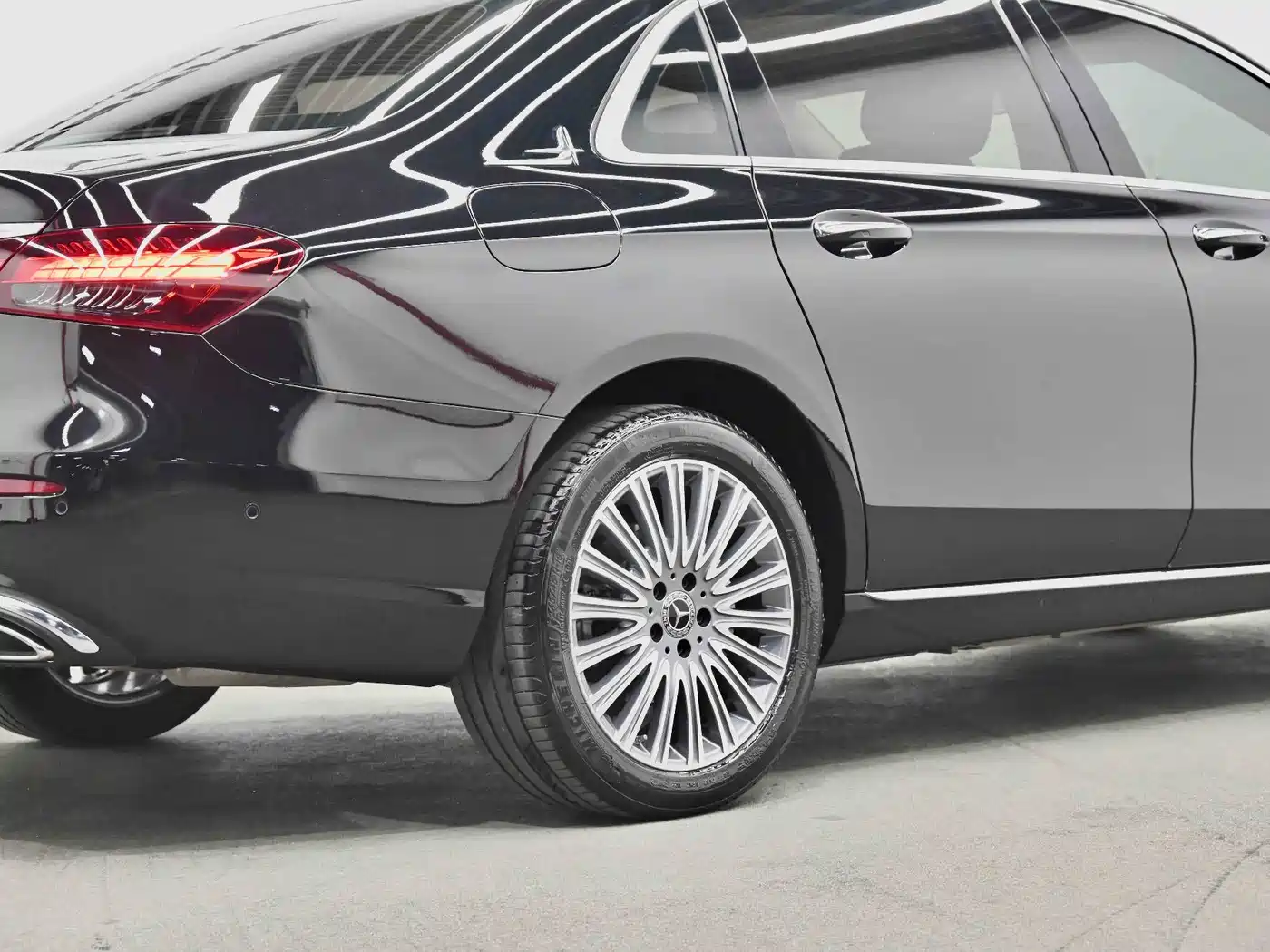 Mercedes-Benz E-Class 2022 E 300 L Fashion фото 13