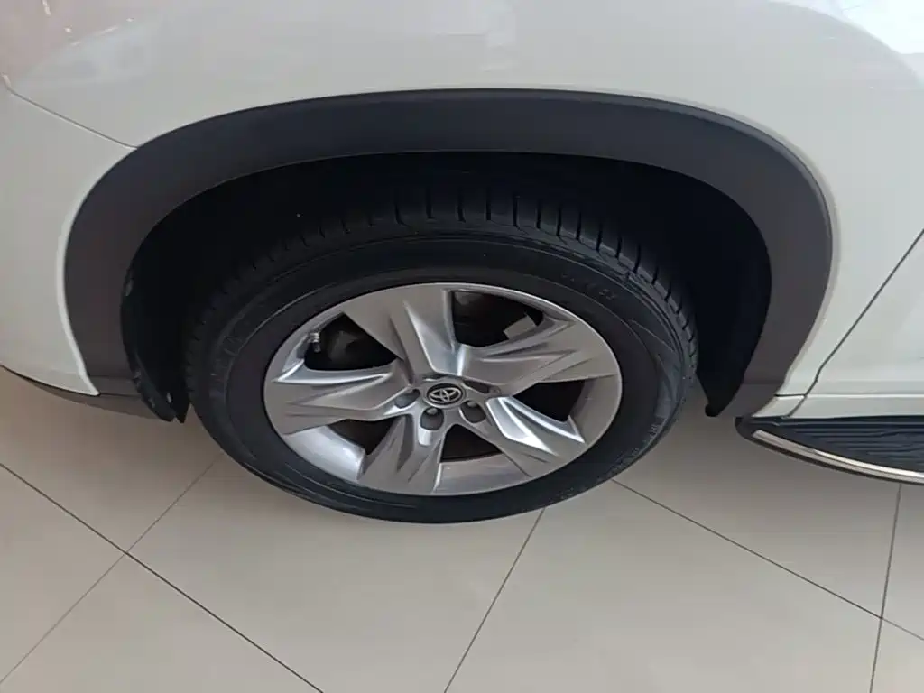 Photo 23 - Toyota Highlander