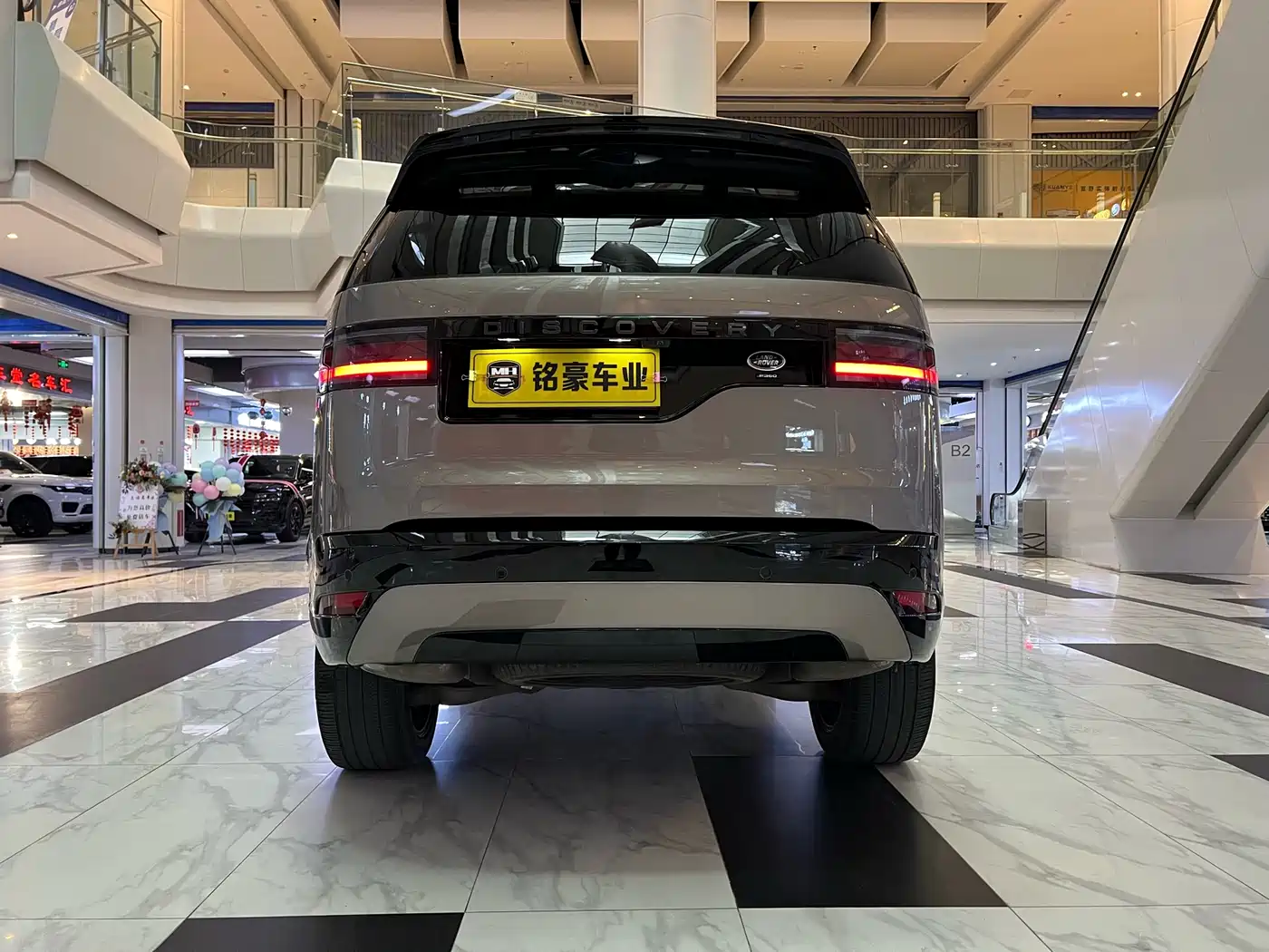 Land Rover Discovery 2023 360PS R-Dynamic SE фото 8