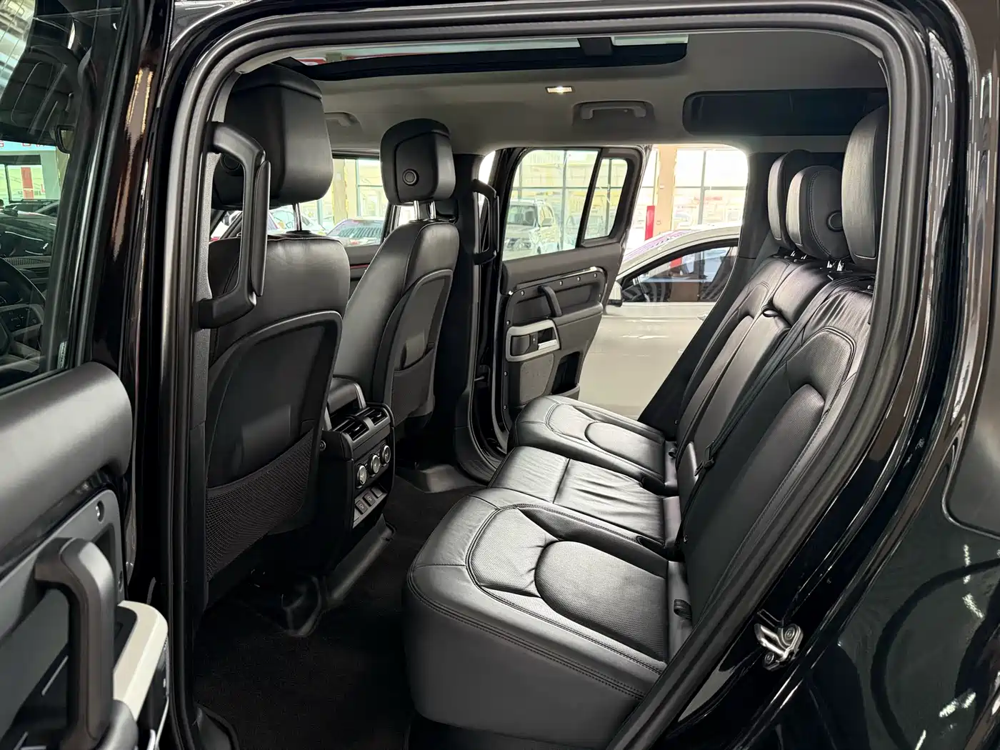 Land Rover Defender 2024 110 3.0T P400 XS фото 10