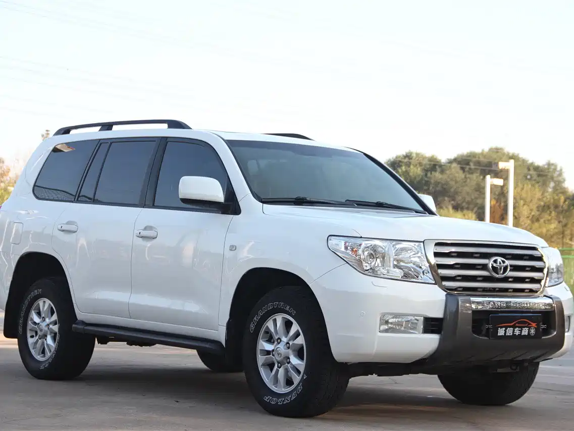 Toyota Land Cruiser 2010 Model 4.7L Automatic VX фото 3