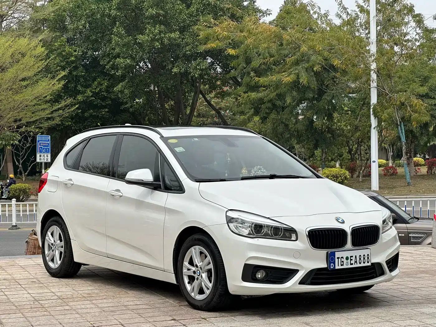 BMW 2 Series Touring 2016 218i Leading фото 3