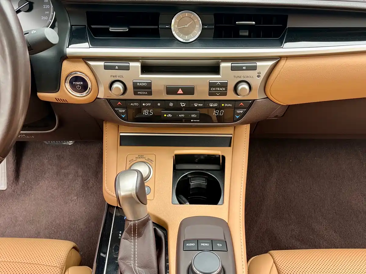 Lexus ES 2015 300h Comfort Edition фото 14