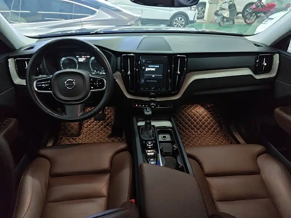 Фото 10 - Volvo XC60