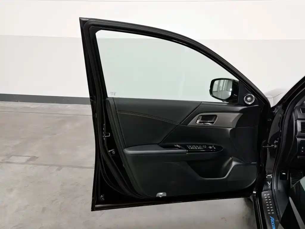 Фото 8 - Honda Accord