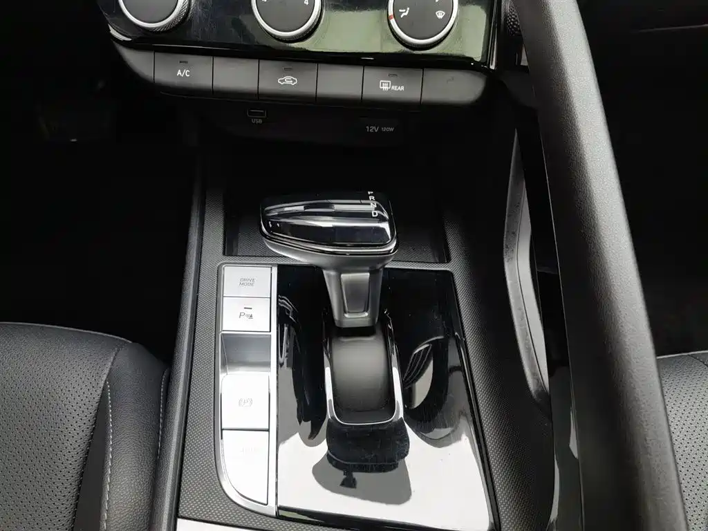 Hyundai Elantra 2023 1.5L CVT GLX Elite Edition фото 13