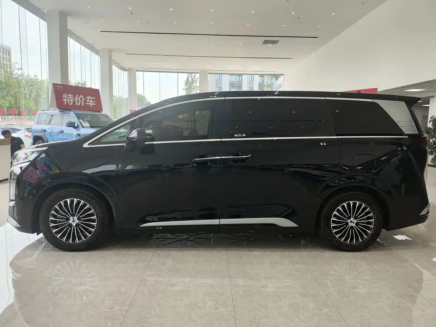 Denza D9 2024 DM-i 980 AWD Prestige фото 8