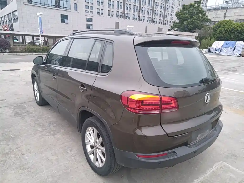 VOLKSWAGEN TIGUAN