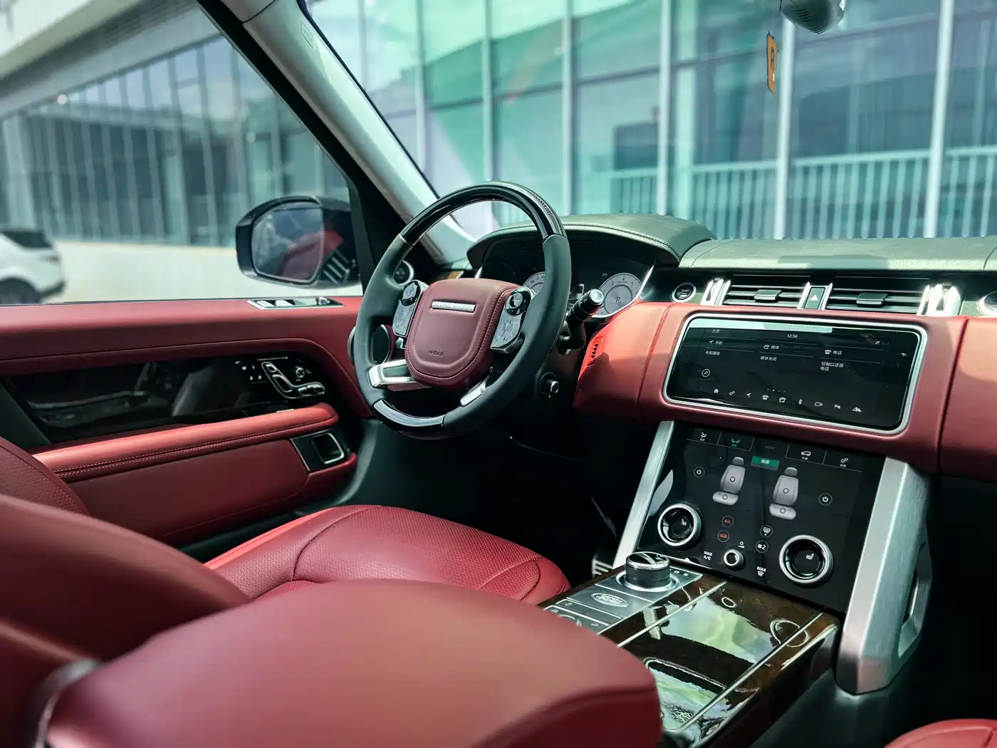 Land Rover Range Rover 2021 3.0 L6 Heritage Extended Classic Edition фото 12