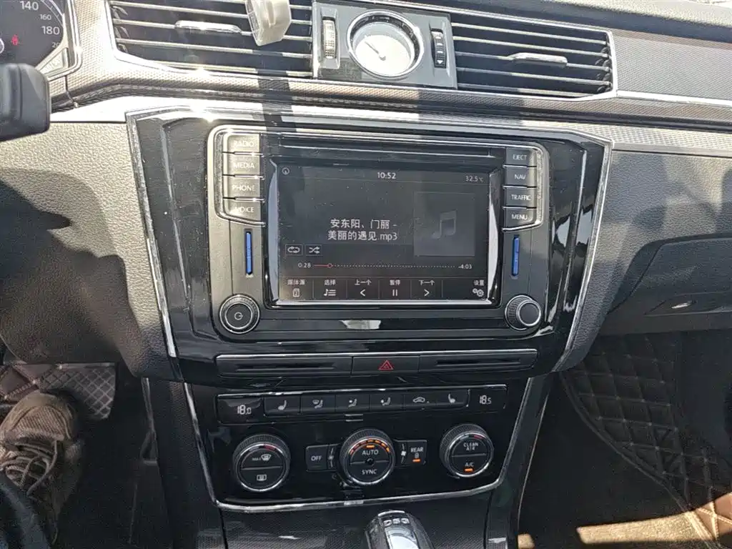 Volkswagen Passat 2017 330TSI DSG Luxury фото 13