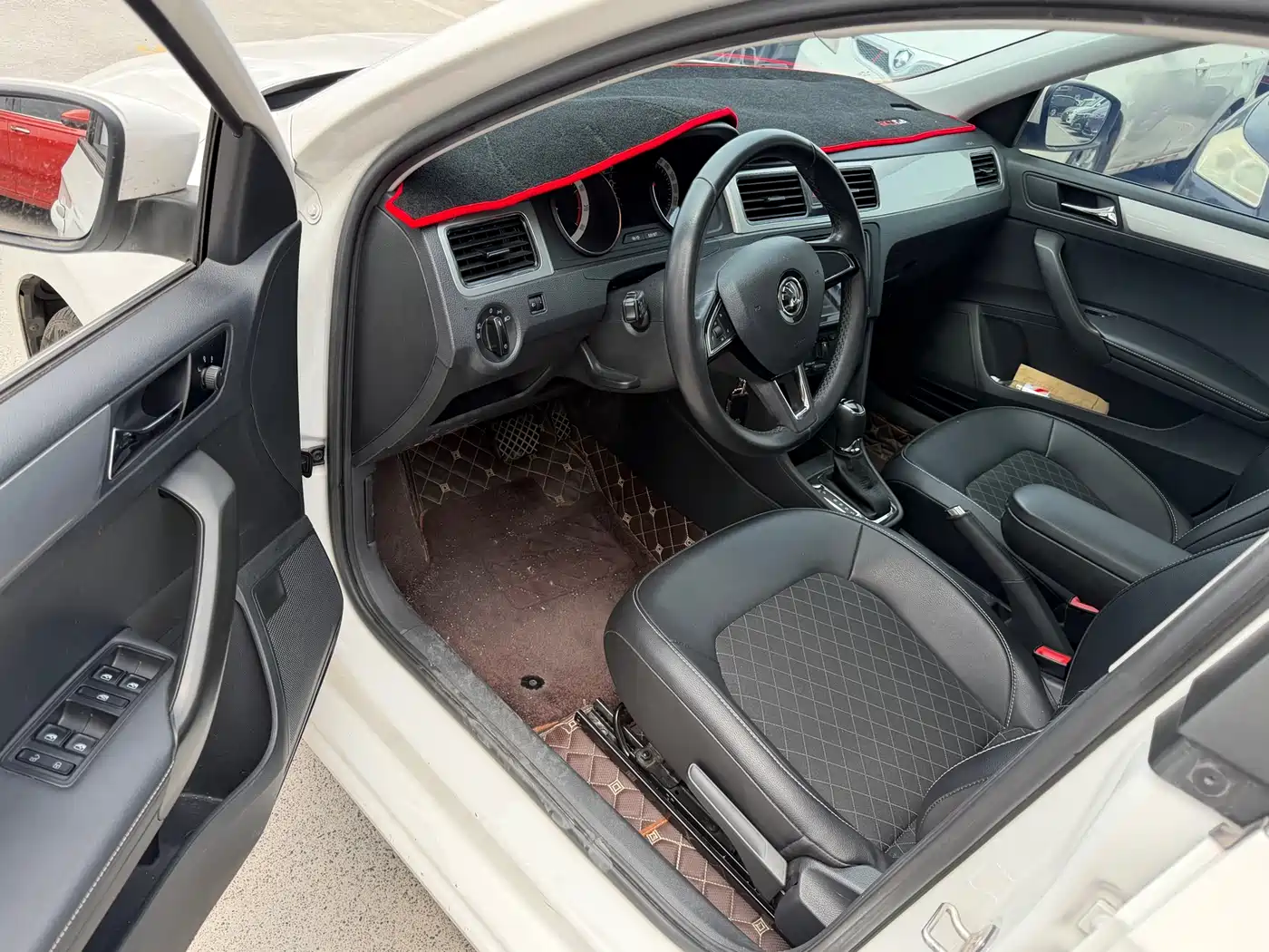 Škoda Skoda Rapid Spaceback 2018 1.6L Automatic Comfort фото 2