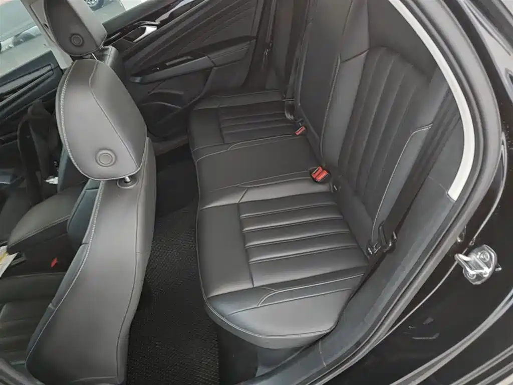 Volkswagen Passat 2023 280TSI Business Edition фото 17