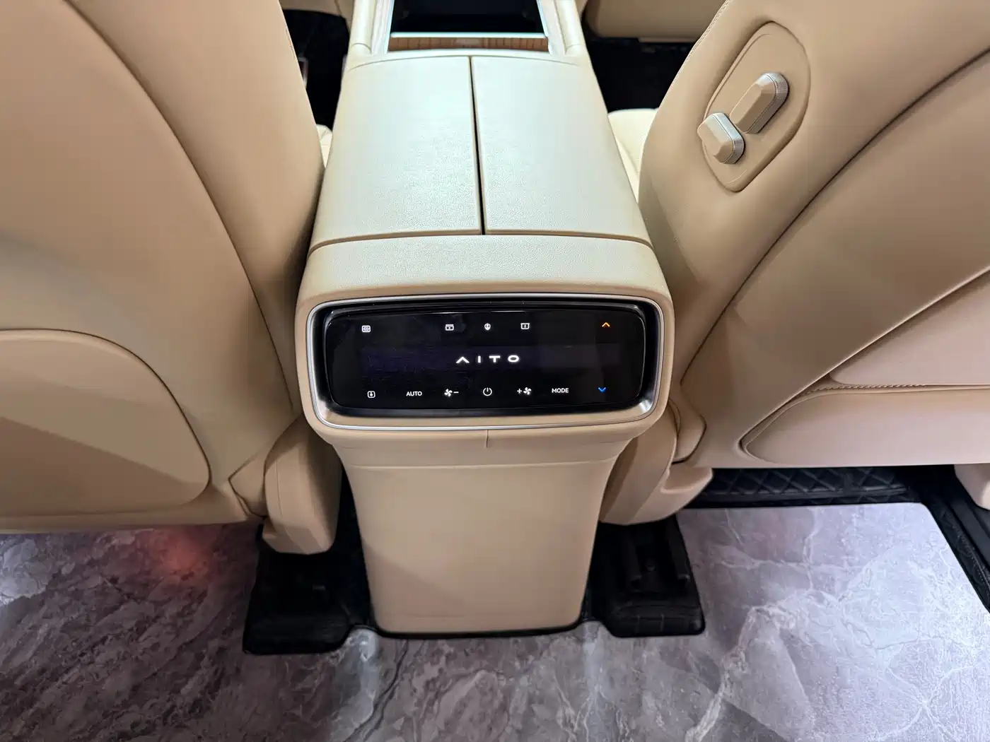 AITO Wenjie AITO M9 2024 Extended Range Ultra 42kWh 6-Seater фото 14