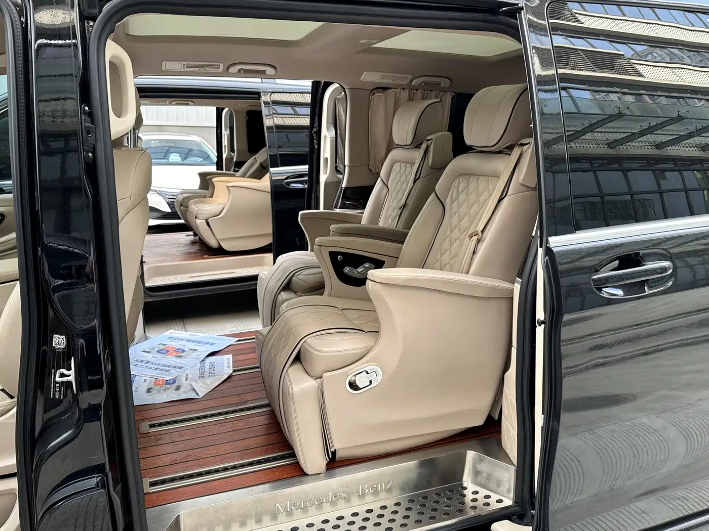 Mercedes-Benz V-Class 2017 Model V 260 L Premium Extended Edition фото 7