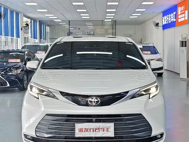 Toyota Sienna 2024 2.5L Hybrid 4WD Premium Edition — фото 2