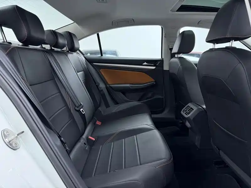 VOLKSWAGEN BORA