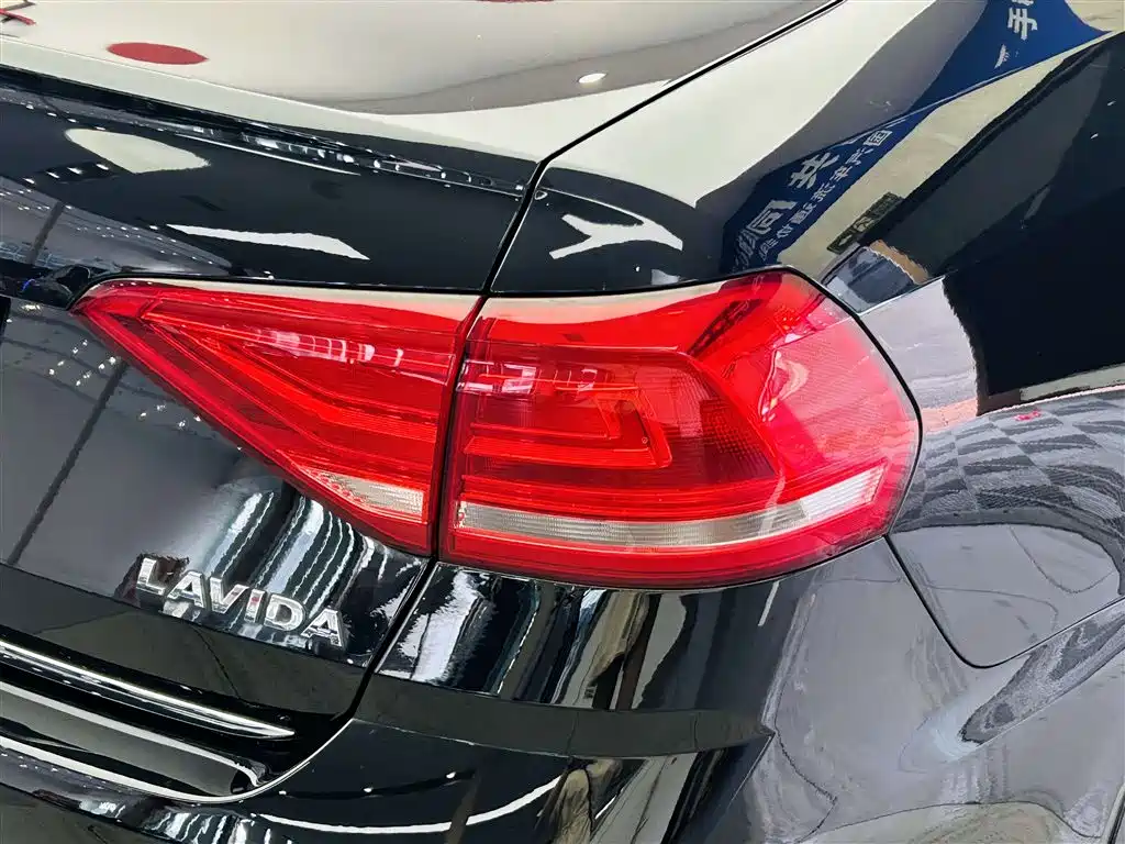 Volkswagen Lavida 2017 1.6L Automatic Comfort Edition фото 12
