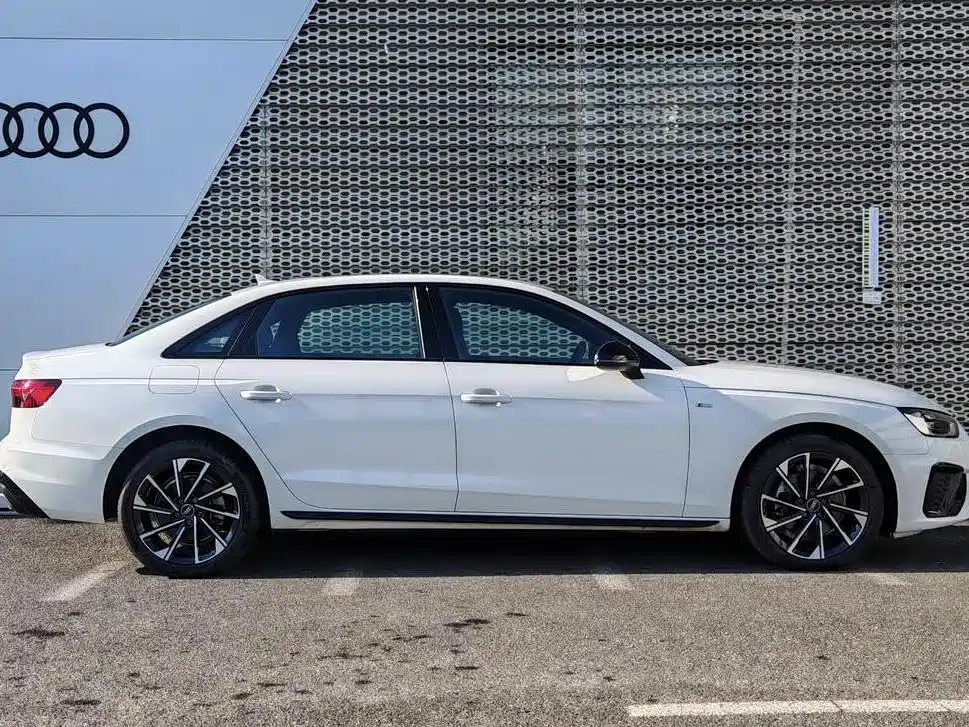 Audi A4L 2023 40 TFSI Luxury Sport фото 3