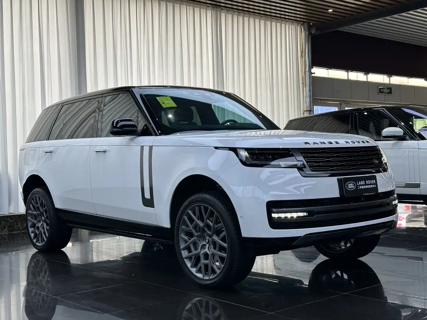 Land Rover Range Rover 2023 3.0 L6 400PS Golden Age 7-Seater Long Wheelbase фото 3
