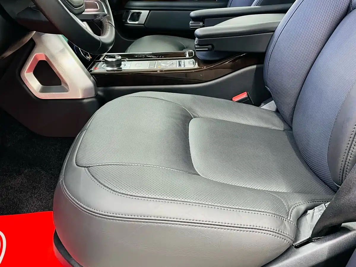 Land Rover Range Rover 2021 3.0 L6 Heritage Edition фото 4
