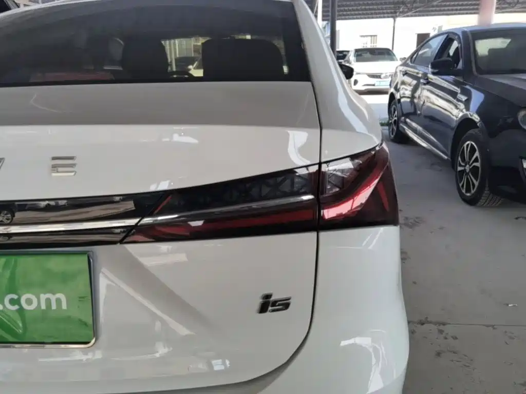 Фото 8 - Roewe i5