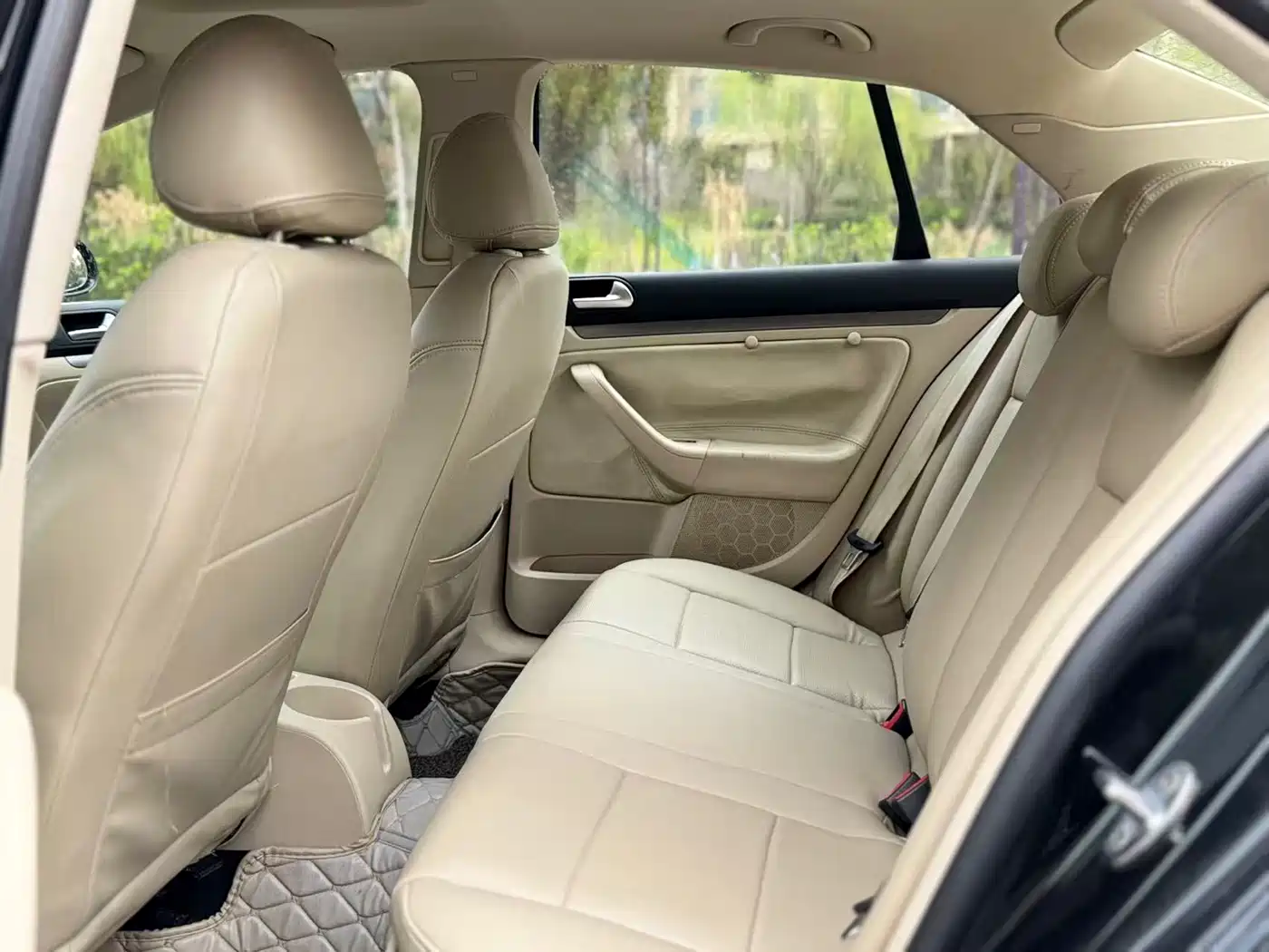 Volkswagen Sagitar 2011 1.6L Automatic Fashion фото 6