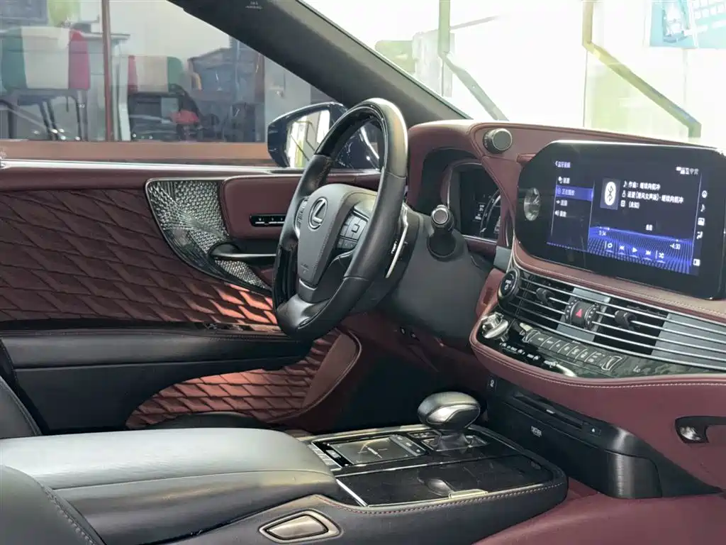 Lexus LS 2021 500h Executive Edition фото 22