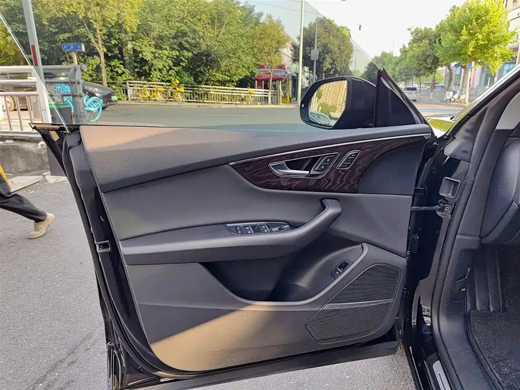 Audi Q8 2022 55 TFSI Luxury Dynamic фото 6