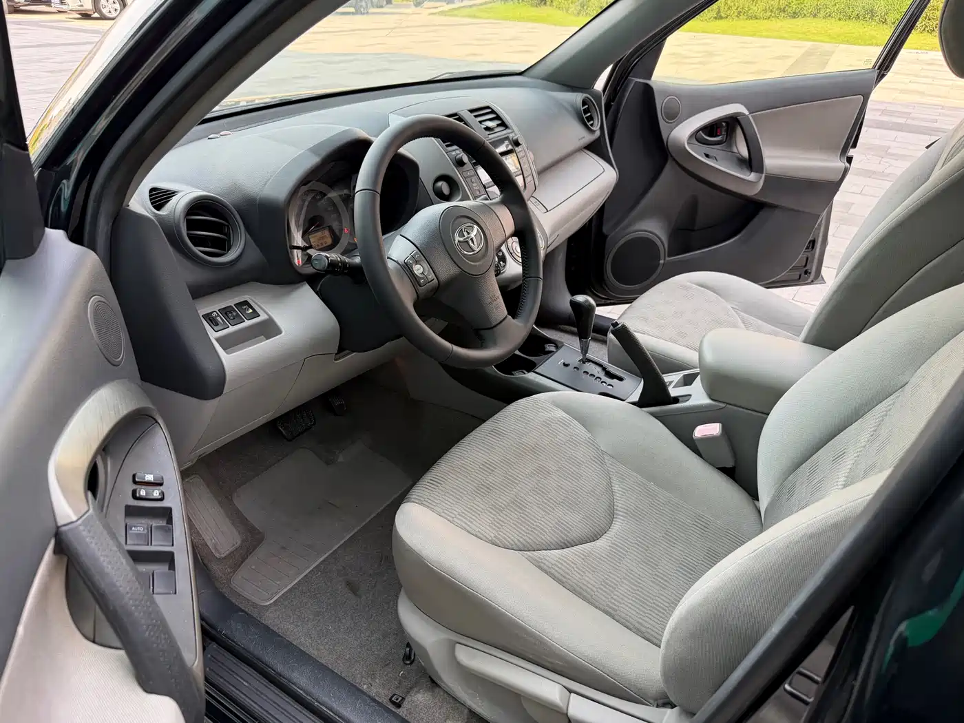Toyota RAV4 Rongfang 2009 2.0L Automatic Luxury Edition фото 8