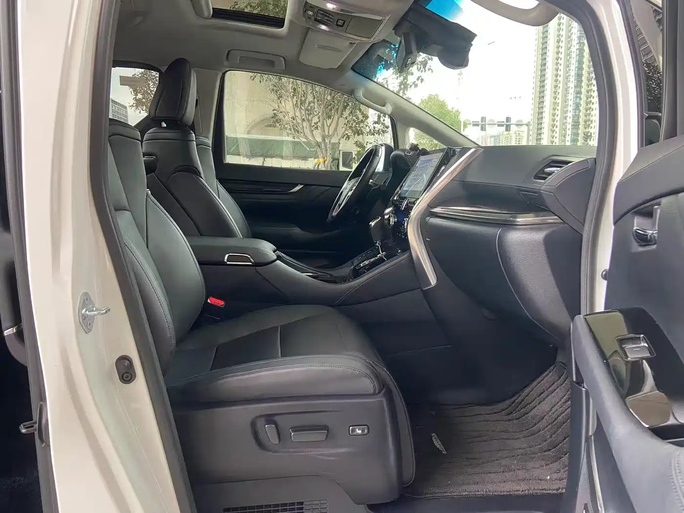 Toyota Vellfire 2021 Crown Hybrid 2.5L HV Luxury Edition фото 12