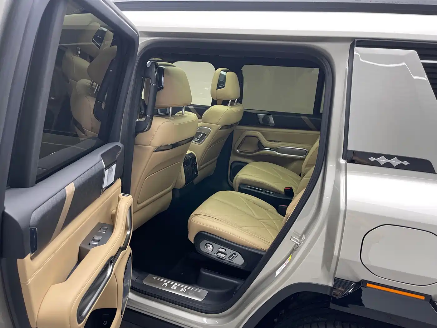 Fang Cheng Bao Leopard 8 2025 2025 Zhiyong Flagship 6-Seater
