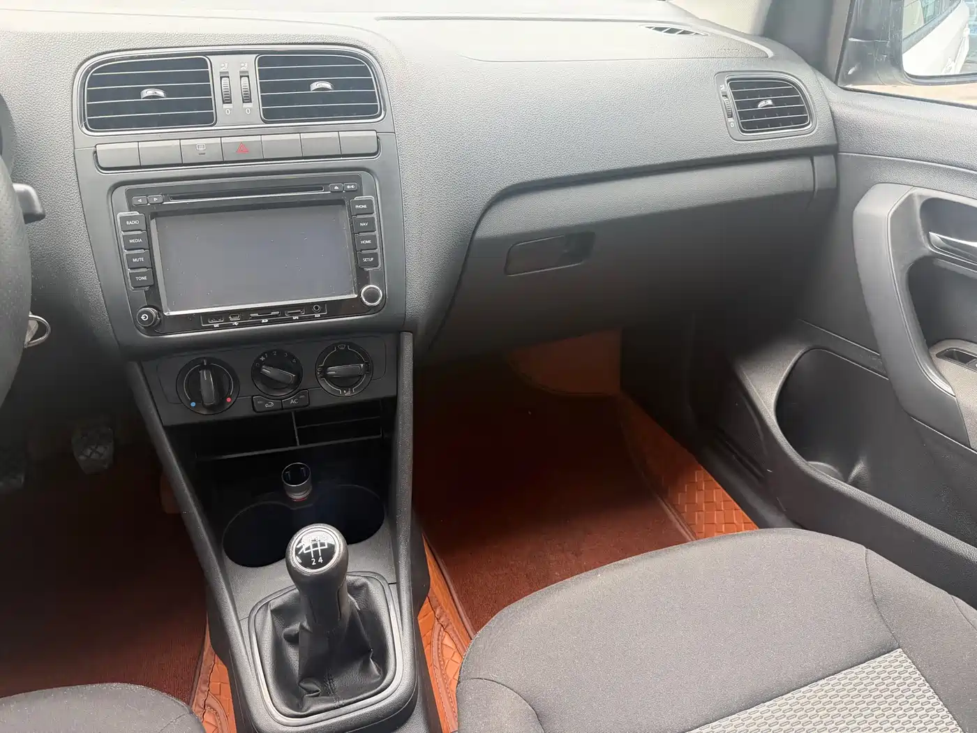 Volkswagen Polo 2011 1.4L Manual Joy Edition фото 9
