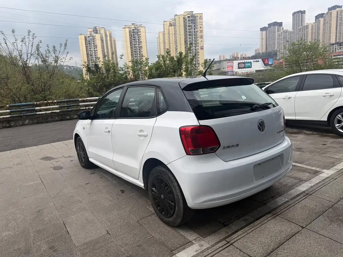 Volkswagen Polo 2011 1.4L Manual Joy Edition фото 15