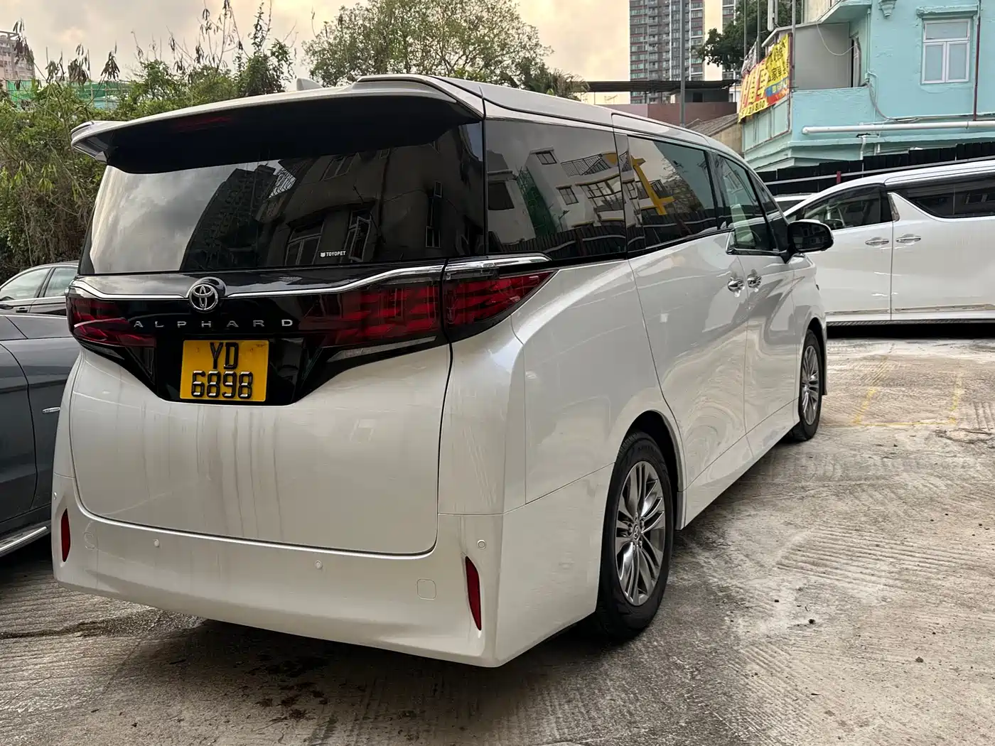 Toyota Alphard 2025 Hybrid 2.5L Ultimate Gold Edition фото 18