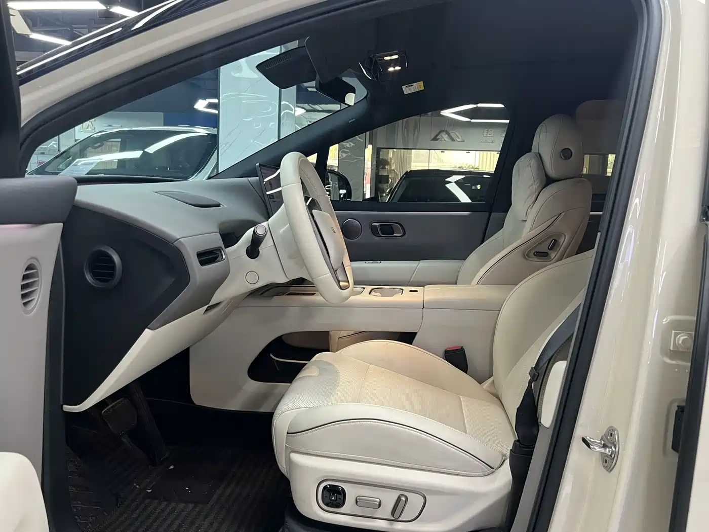 Li Auto i6 2026 2025 2WD Base Model