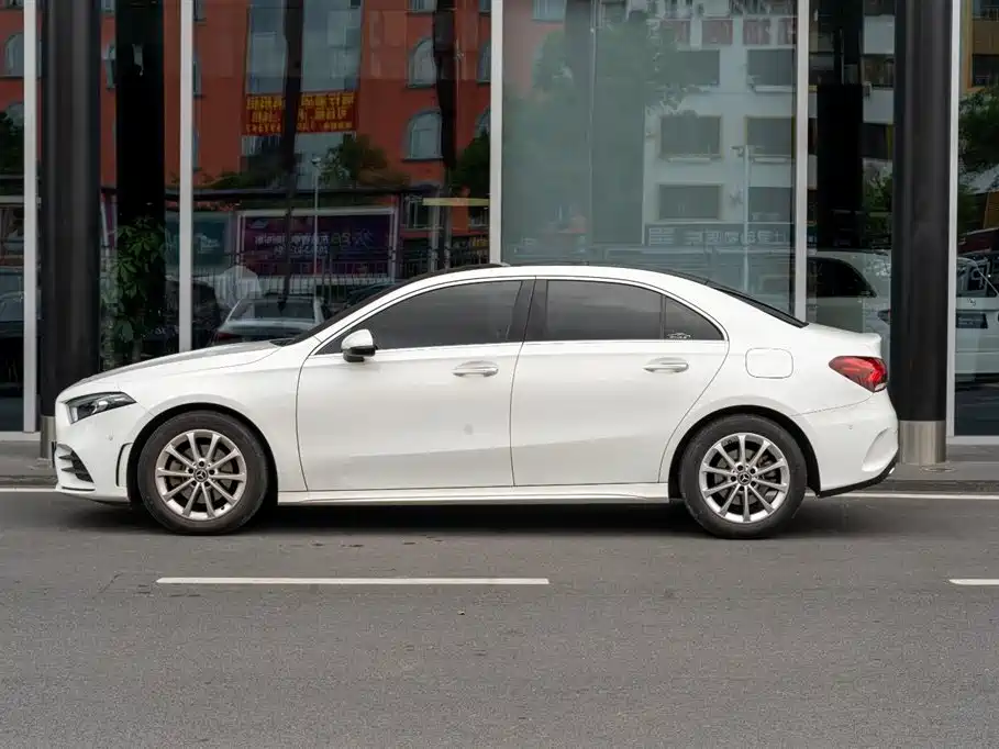 Mercedes-Benz A-Class 2021 A 200 L Sport Sedan Fashion Edition фото 3