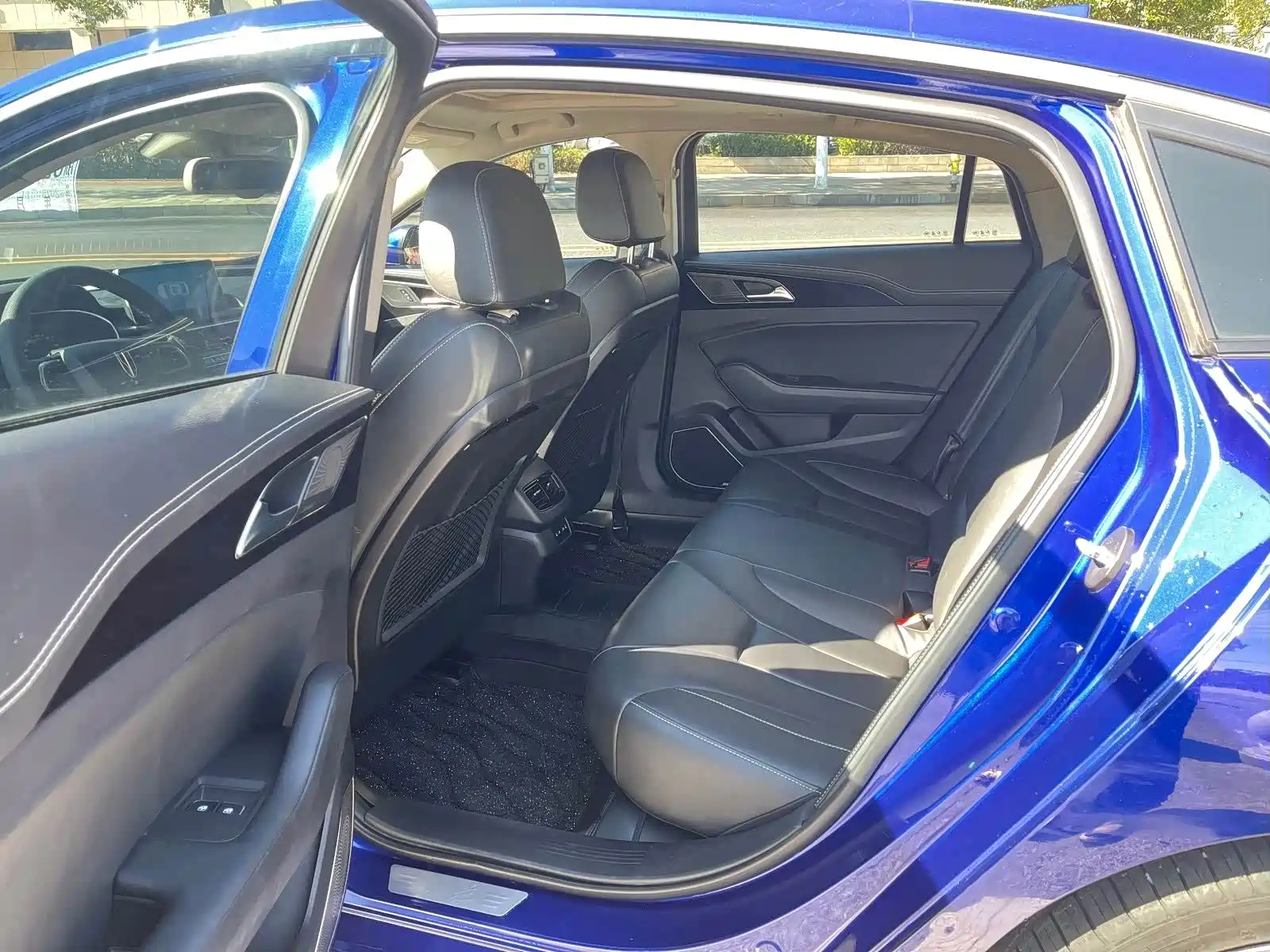 Фото 10 - Hongqi H5