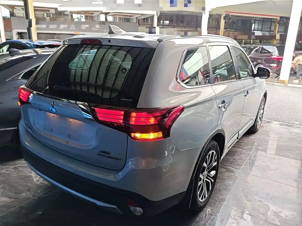 MITSUBISHI OUTLANDER
